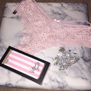 Victoria’s Secret panties & ph case💝💗